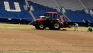 ملعب جامعة الملك سعود يستعد لاستقبال ديربي النصر والهلال 