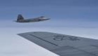 نظام ملاحي "ذكي" للتحكم بمقاتلات "إف-22" عن بعد