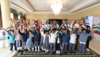 "الفجيرة للموارد الطبيعية" تدخل "غينيس" بتشكيل شعار "علمني زايد"