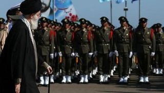 خامنئي يستعرض وحدات بالجيش الإيراني - أرشيف