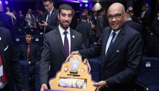 الأمين العام للآسيوي مع لاعب العين السابق سلطان راشد