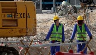 العمال يعانون من هشاشة وسائل التأمين على حياتهم في مواقع البناء بقطر