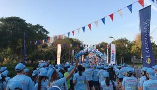 مئات المشاركين في مسيرة 