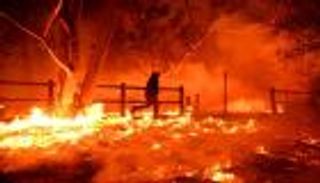 مئات المتطوعين يبحثون عن رفات ضحايا حرائق كاليفورنيا