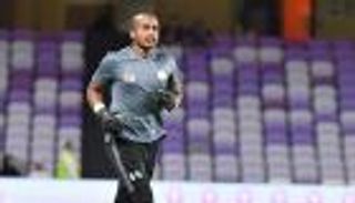 حارس الجزيرة الإماراتي يرفض "الحديث المبكر" عن لقب الدوري