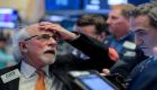 وول ستريت تغلق منخفضة وتنهي الأسبوع على خسائر حادة