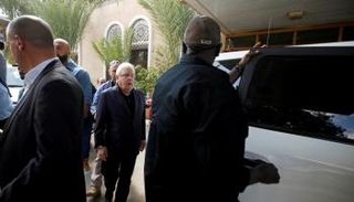 صورة أرشيفية لزيارة مارتن جريفيث إلى صنعاء - رويترز