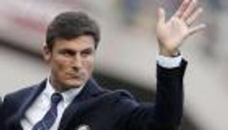 نجم الإنتر السابق يكشف سبب بقائه الطويل في الملاعب