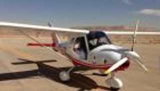 مراهقان يسرقان طائرة ويحلقان بها فوق طريق سريع