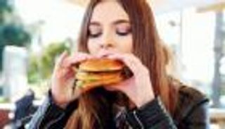 لندن تحظر إعلانات الوجبات السريعة في المواصلات العامة