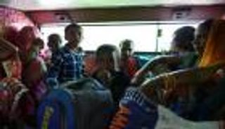 مصرع 28 في سقوط حافلة بمجرى مائي جنوب الهند