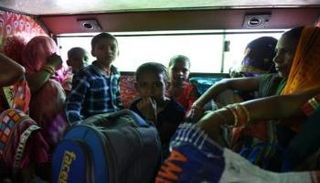 مجموعة من الهنود في حافلة - أرشيفية