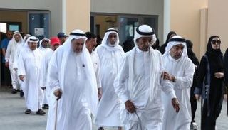 ناخبون بحرينيون في طريقهم للاقتراع- وكالة الأنباء البحرينية