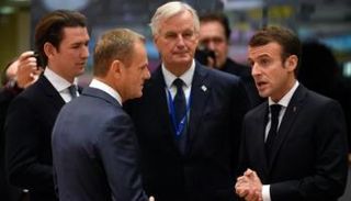 ماكرون يتحدث مع بارنييه وتوسك ومستشار النمسا قبل اجتماع بروكسل