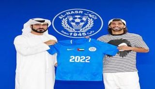 اللاعب عقب توقيع العقد