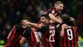 مشجعة مئوية تؤازر لاعبي ميلان قبل مباراة لاتسيو