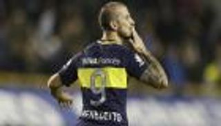 مهاجم بوكا جونيورز يطالب بمنح كأس ليبرتادوريس لريفر بليت