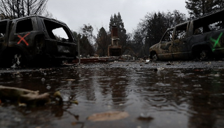 تكثيف جهود البحث عن رفات ضحايا حرائق كاليفورنيا بعد توقف المطر