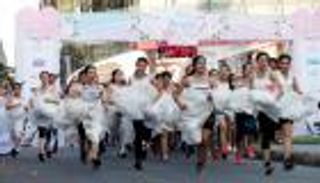 بالفيديو.. مسابقة "جري العرائس" في تايلاند للفوز بحفل زفاف وشهر عسل