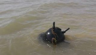 أحد الألغام البحرية التي زرعتها مليشيا الحوثي في البحر الأحمر