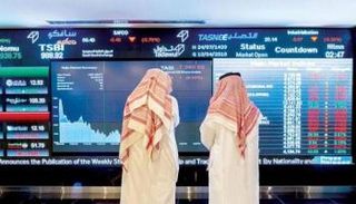 متعاملان في سوق الأسهم السعودية.. أرشيف