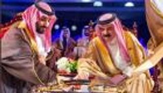 ملك البحرين وولي العهد السعودي يدشنان خط أنابيب نفط جديدا