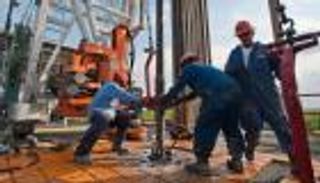 فاينانشيال تايمز: تراجع النفط يكثف الضغوط على المنتجين الأمريكيين