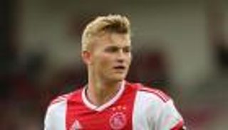 جلسة عشاء تقرب مدافع أياكس من برشلونة