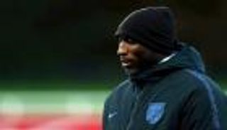 نجم أرسنال الأسبق يبدأ مسيرته التدريبية في الدرجة الثالثة الإنجليزي