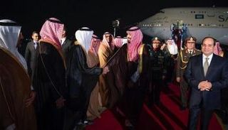 الرئيس السيسي يستقبل ولي العهد السعودي لدى وصوله إلى مطار القاهرة