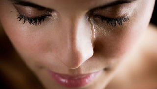 أداة كهربائية تحفز البكاء لمنع جفاف العيون