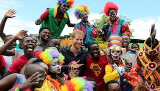 الأمير هاري وسط مهرجي السيرك الذي يوفر وظائف للشباب