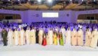 محمد بن راشد يكرم إنجازات تخلد مسيرة الشيخ زايد في أوائل الإمارات