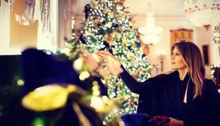 ميلانيا ترامب تكشف عن زينة الكريسماس في البيت الأبيض