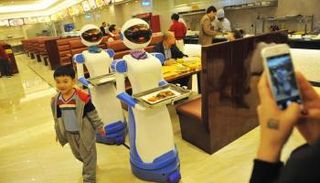 مقهى ياباني يستخدم الروبوتات لتوفير فرص عمل لذوي الهمم