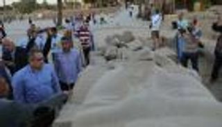 بدء تجميع التمثال الأخير للملك رمسيس الثاني أمام صرح معبد الأقصر بمصر