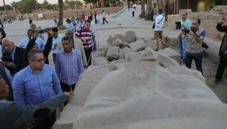 بدء أعمال ترميم آخر تمثال للملك رمسيس الثاني أمام معبد الأقصر