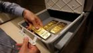 الذهب قرب أدنى مستوى في أسبوعين قبل كلمة لرئيس المركزي الأمريكي