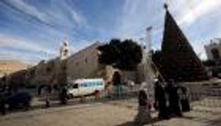 "بيت لحم" الفلسطينية تتزين استعدادا لاحتفالات أعياد الميلاد