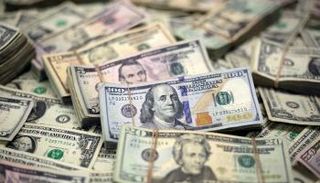 الدولار يتراجع على مستوى واسع