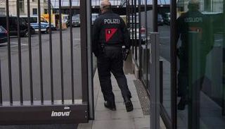 جانب من مداهمة الشرطة مقر البنك الرئيسي في فرانكفورت