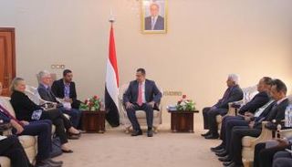 الدكتور معين عبدالملك خلال لقائه لوكوك والوفد المرافق له