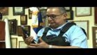 رئيس بلدية في ريف السلفادور يواجه العصابات في قريته بنفسه