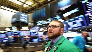 وول ستريت تفتح مستقرة قبيل اجتماع الرئيسين الأمريكي والصيني