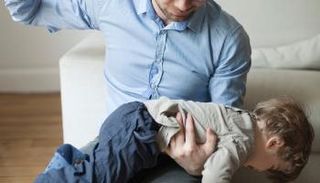 البرلمان الفرنسي يقر قانونا يمنع ضرب الأبناء من قبل آبائهم 