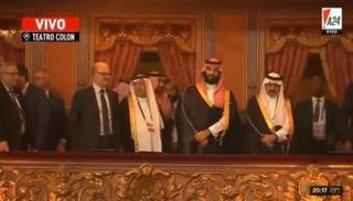 صورة من التلفزيون الأرجنتيني لحضور محمد بن سلمان العرض المسرحي