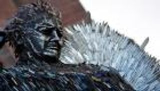 بالصور.. تمثال "ملاك السكاكين" يسلط الضوء على جرائم الطعن في بريطانيا