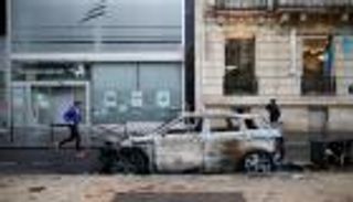 بالصور.. سياح باريس بين سحب الدخان والسيارات المحترقة