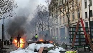 متظاهرو السترات الصفراء يضعون الأثاث في الطرقات لعرقلة السير- أ.ف.ب