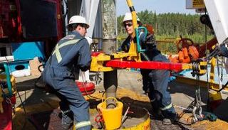 النفط العالمي 2019.. توقعات بفائض معروض وزيادة مخزون هائلة